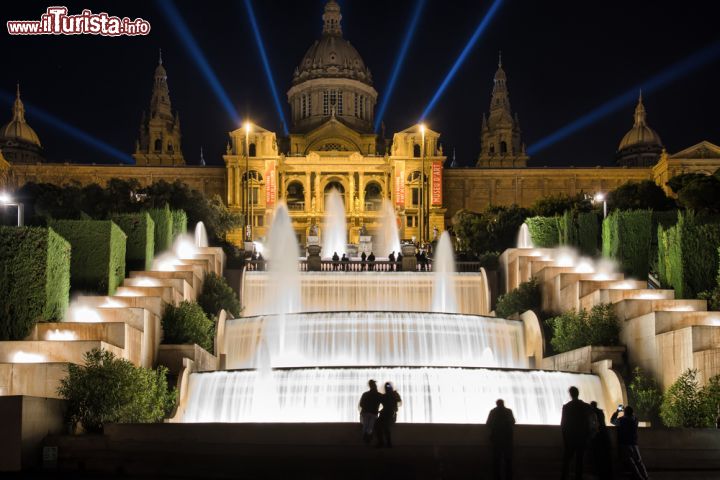 Immagine La Fontana Magica: lo spettacolo di luci e musica davanti al MNAC, il Museo Nazionale d'Arte della Catalogna a Barcellona - © Avillfoto / Shutterstock.com
