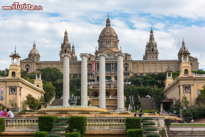 Immagine Il MNAC di Barcellona, il Museo Nazionale d'Arte della Catalogna, che venne eretto in occasione di una esposizione Universale, ma è rimasto come importante luogo culturale nella città catalana - © dvoevnore / Shutterstock.com