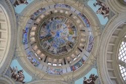 Interno del Museu Nacional d'Art de Catalunya, la cupola principale dell'edificio - © Emilio J. Rodríguez-Posada. (emijrp) CC BY-SA 2.0 - Wikipedia