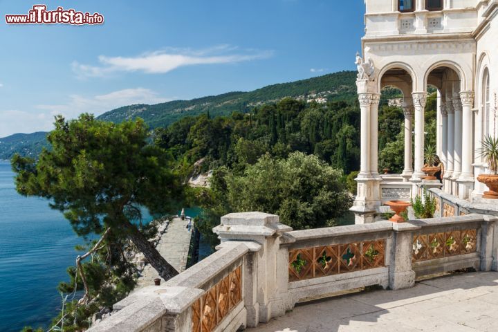 Immagine Balcone e panorama dal Castello di Miramare a Treiste- © Lev Levin / Shutterstock.com