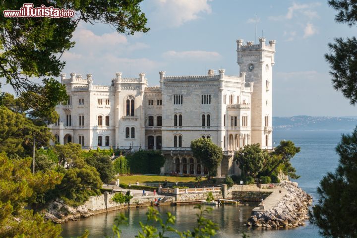Immagine La piccola darsena e il Castello di Miramare a Trieste