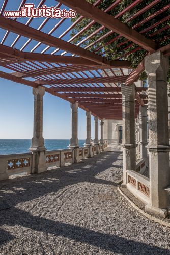 Immagine La visita al Castello di Miramare a Trieste: ogni anno oltre 3 milioni di turisti rendono omaggio alla fortezza voluta da Massimiliano d’Asburgo-Lorena