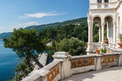 Balcone e panorama dal Castello di Miramare a Treiste- © Lev Levin / Shutterstock.com

