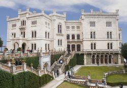 La magnifica residenza degli Asburgo vicino a Trieste: il Castello di Miramare, costruito nel 1855 in una posizione magnica sul promontorio di Grignano, appena a nord-ovest da Trieste