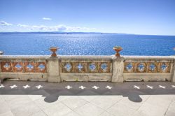 La terrazza panoramica del Castello di Miramare a Trieste, con splendida vista del Golfo fino alla penisla dell'istria, in Slovenia
