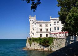 Uno scorcio del Castello di Miramare che si protende sul golfo di Trieste. Venne eretto nella seconda metà del metà del 19* secolo per volere di Massimiliano d’Asburgo-Lorena ...