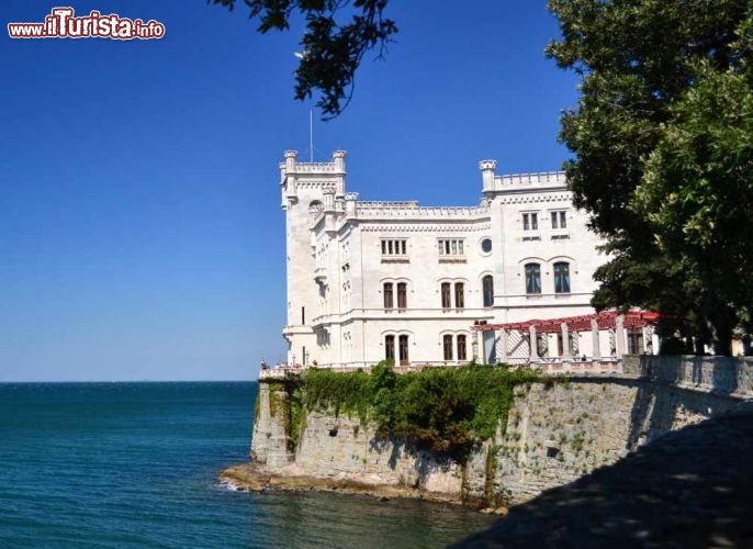 Immagine Uno scorcio del Castello di Miramare che si protende sul golfo di Trieste. Venne eretto nella seconda metà del metà del 19* secolo per volere di Massimiliano d’Asburgo-Lorena