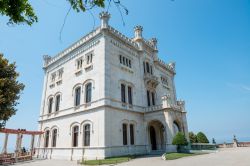 L'ingresso del Castello di Miramare, il suntuoso palazzo di tre piani di Trieste, una delle attrazioni pi+ importanti del Friuli Venezia Giulia  - © Lisi4ka / Shutterstock.com
 ...