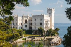 La piccola darsena e il Castello di Miramare a Trieste