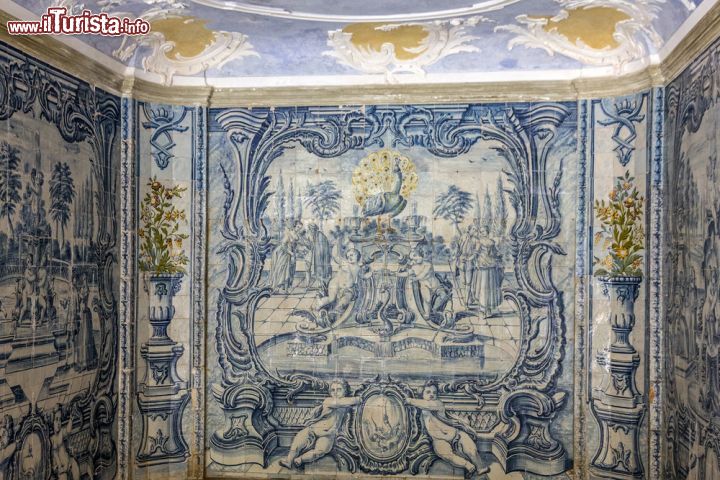 Immagine Ceramiche all'interno del palazzo di Quinta da Regaleira, a Sintra una delle attrazioni più spettacolari dell'intero Portogallo - © Vlada Photo / Shutterstock.com