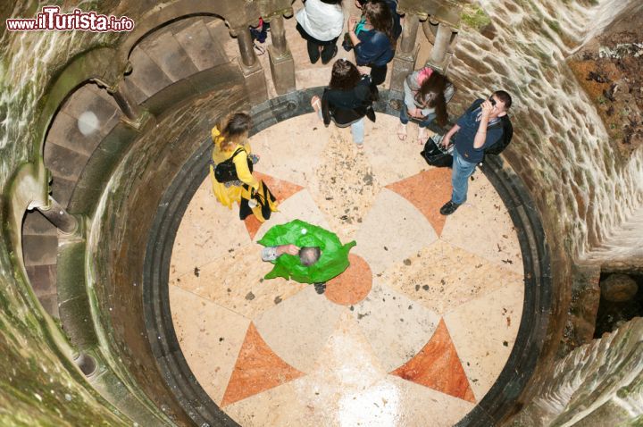 Immagine Il fondo del Pozzo Iniziatico a Quinta de Regaleira, Sintra. Luogo esoterico si trova nel sottosuolo per oltre nove piani, ed è raggiungibile grazie ad una rpida e spettacolare scala a chiocciola in pietra - © Anton_Ivanov / Shutterstock.com