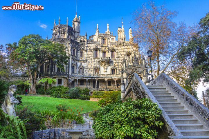 Immagine Il Palacio da Regaleira è una delle attrazioni di Sintra in Portogallo, specialmente il suo giardino spettacolare, ricco di fontane e luoghi iconici