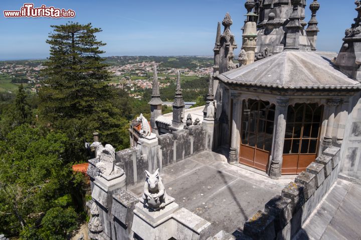 Immagine Il panorama che si gode dal Palazzo di Quinta da Regaleira in Portogallo - © OSSOBUKO / Shutterstock.com