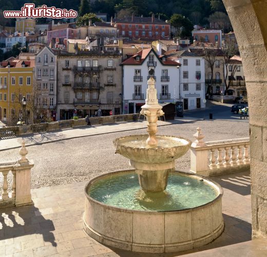 Immagine Il panorama di Sintra fotografata dalla Quinta da Regaleira, Portogallo. In primo piano una fontana di fronte al palazzo