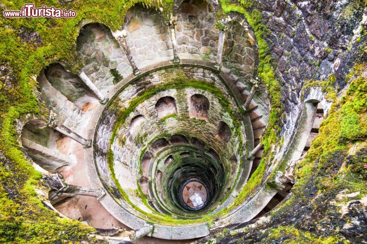 Immagine il Pozzo Iniziatico di Quinta da Regaleira a Sintra. E' chiamato anche come la Torre invertita, con una scala a chiocciola che sprofonda verso il basso per ben 9 piani. Una specie di inferno dantesco