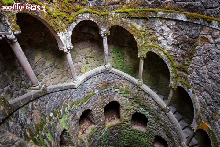 Immagine La discesa alla Torre Invertita, il celebre Pozzo Iniziatico della Quinta de Regaleira a Sintra viene esplorato tramite una spettacolare scala a chiocciola