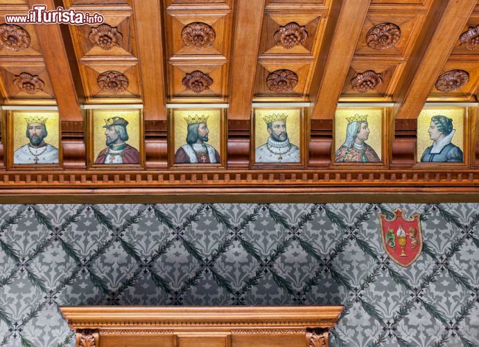 Immagine La grande sala all'interno del Palazzo di Quinta da Regaleira a Sintra, con esposti i ritratti dei re del Portogallo - © Vadim Petrakov / Shutterstock.com