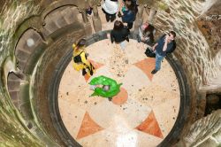Il fondo del Pozzo Iniziatico a Quinta de Regaleira, Sintra. Luogo esoterico si trova nel sottosuolo per oltre nove piani, ed è raggiungibile grazie ad una rpida e spettacolare scala ...