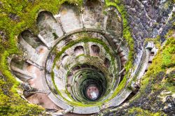 il Pozzo Iniziatico di Quinta da Regaleira a Sintra. E' chiamato anche come la Torre invertita, con una scala a chiocciola che sprofonda verso il basso per ben 9 piani. Una specie di inferno ...