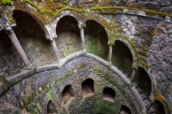 La discesa alla Torre Invertita, il celebre Pozzo Iniziatico della Quinta de Regaleira a Sintra viene esplorato tramite una spettacolare scala a chiocciola