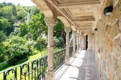 Un balcone del palazzo di Quinta da Regaleira ...