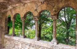 Un particolare di un colonnato nel complesso del palazzo di Quinta da Regaleira, uno dei luoghi magici del Portogallo