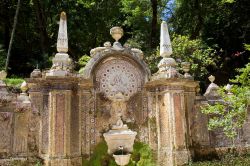 Una fontana monumentale nei giardini di Palacio ...