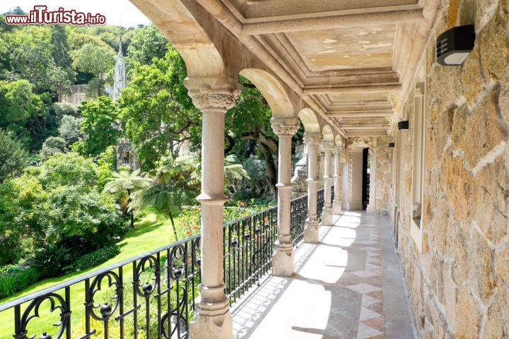 Immagine Un balcone del palazzo di Quinta da Regaleira con vista sui giardini. Siamo a Sintra, in Portogallo. Il Palacio da Regaleira fa parte del Patrimonio UNESCO - © Giovanni G / Shutterstock.com