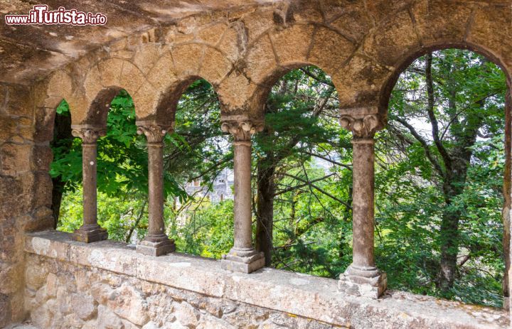 Immagine Un particolare di un colonnato nel complesso del palazzo di Quinta da Regaleira, uno dei luoghi magici del Portogallo