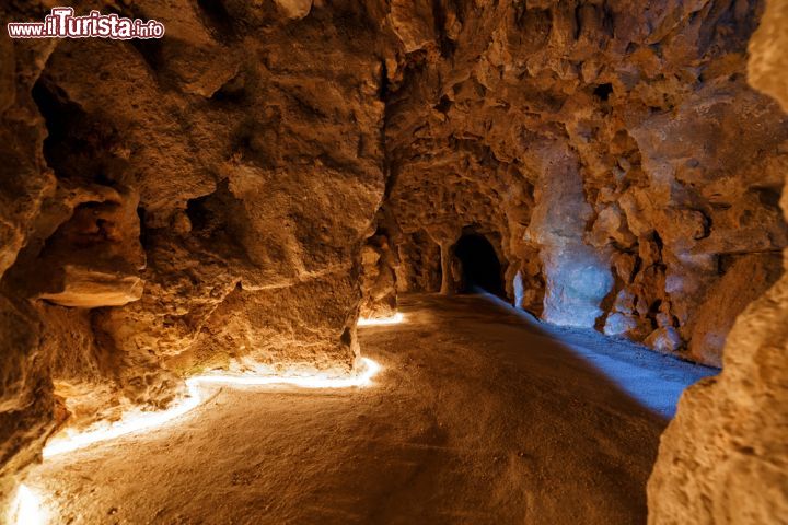 Immagine Una delle grotte nel giardino di Quinta da Regaleira a Sintra