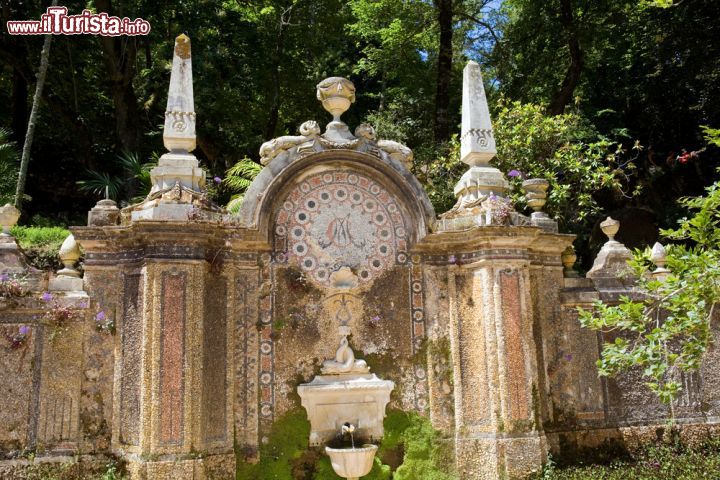 Immagine Una fontana monumentale nei giardini di Palacio de Regaleira a Sintra, Portogallo