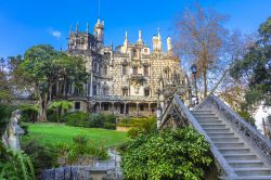 Il Palacio da Regaleira è una delle attrazioni di Sintra in Portogallo, specialmente il suo giardino spettacolare, ricco di fontane e luoghi iconici