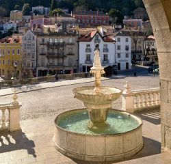 Il panorama di Sintra fotografata dalla Quinta da Regaleira, Portogallo. In primo piano una fontana di fronte al palazzo