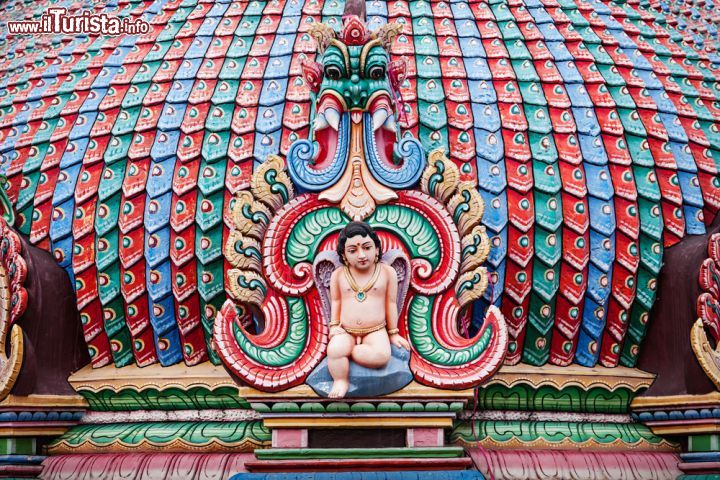 Immagine Dettaglio di un tetto del tempi di Sri Mariamman temple a Singapore