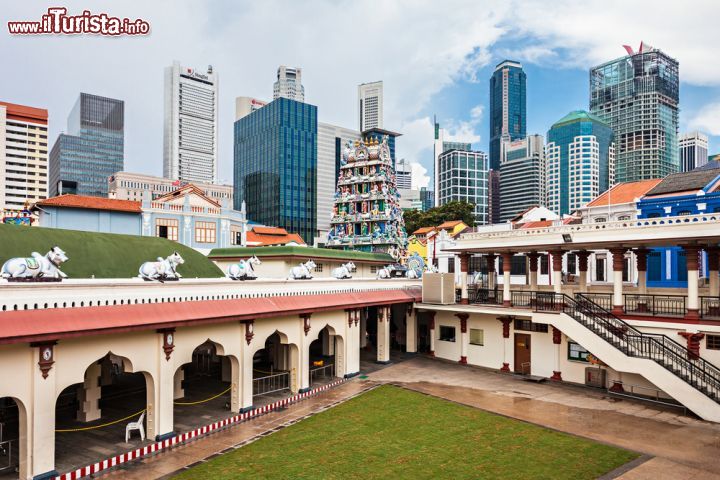 Immagine La skyline di Singapore e il tempio di Sri Mariamman temple, la costruzione hindu più antica di tutta la città - © saiko3p / Shutterstock.com