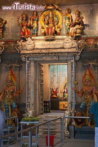 Immagine Le decorazioni all'interno del tempio di Sri Mariamman, il più antico edifico religioso hindo di Singapore