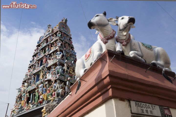 Immagine Le statue di mucche sacre impreziosiscono le mura perimetrali del Sri Mariamman temple a Singapore - © Yury Zap / Shutterstock.com