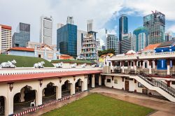 La skyline di Singapore e il tempio di Sri Mariamman temple, la costruzione hindu più antica di tutta la città - © saiko3p / Shutterstock.com 