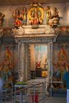 Le decorazioni all'interno del tempio di Sri Mariamman, il più antico edifico religioso hindo di Singapore

