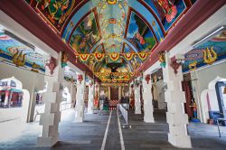 Un loggiato nel complesso del tempio di Sri Mariamman nella città di Singapore - © saiko3p / Shutterstock.com 