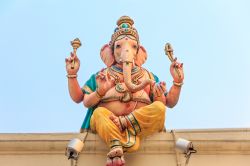 Una scultura che raffigura Ganesh, il dio elefante: siamo nel complesso hindu del Sri Mariamman temple a Singapore - © SvetlanaSF / Shutterstock.com 