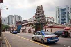 Una via di Singapore e il particolare tempio di Sri Mariamman - © DoublePHOTO studio / Shutterstock.com 