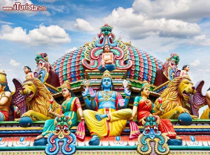 Immagine Un dettaglio architettonico del Sri Mariamman temple a Singapore, il più antico tempio hindu della città stato asiatica, durante una bella giornata di sole