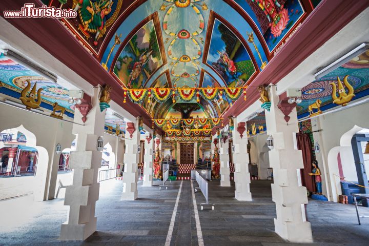 Immagine Un loggiato nel complesso del tempio di Sri Mariamman nella città di Singapore - © saiko3p / Shutterstock.com