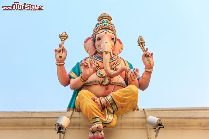 Immagine Una scultura che raffigura Ganesh, il dio elefante: siamo nel complesso hindu del Sri Mariamman temple a Singapore - © SvetlanaSF / Shutterstock.com