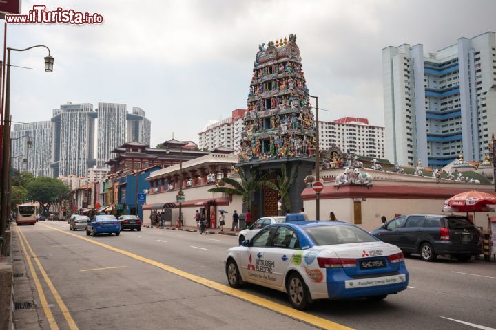 Immagine Una via di Singapore e il particolare tempio di Sri Mariamman - © DoublePHOTO studio / Shutterstock.com