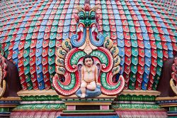 Dettaglio di un tetto del tempi di Sri Mariamman temple a Singapore