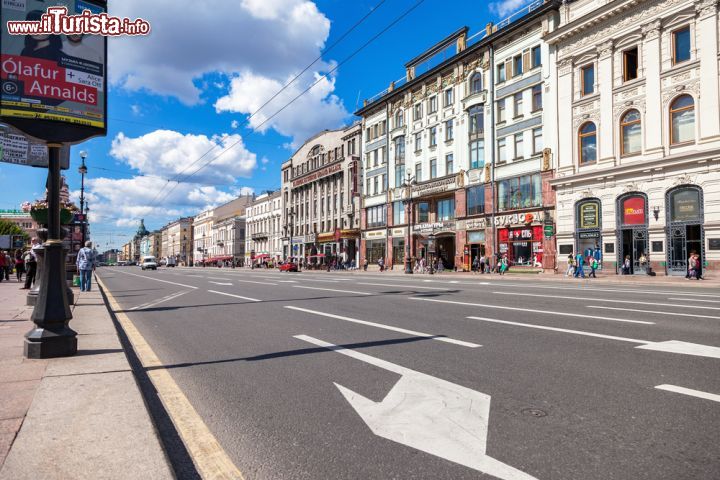 Immagine Passeggiata in estate a San Pietroburgo, lungo la Prospettiva Nevskij - © FotograFFF / Shutterstock.com