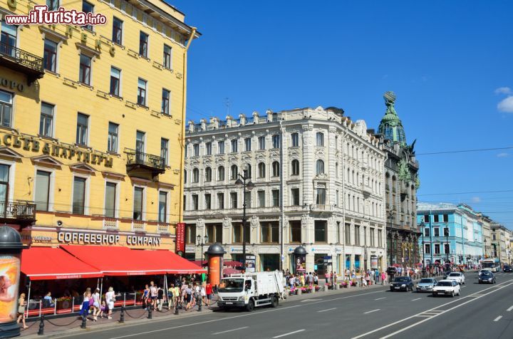 Immagine Percorrendo il viale di Prospettiva Nevskij a San Pietroburgo (Russia) - © Ovchinnikova Irina / Shutterstock.com