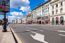 Passeggiata in estate a San Pietroburgo, lungo la Prospettiva Nevskij - © FotograFFF / Shutterstock.com 